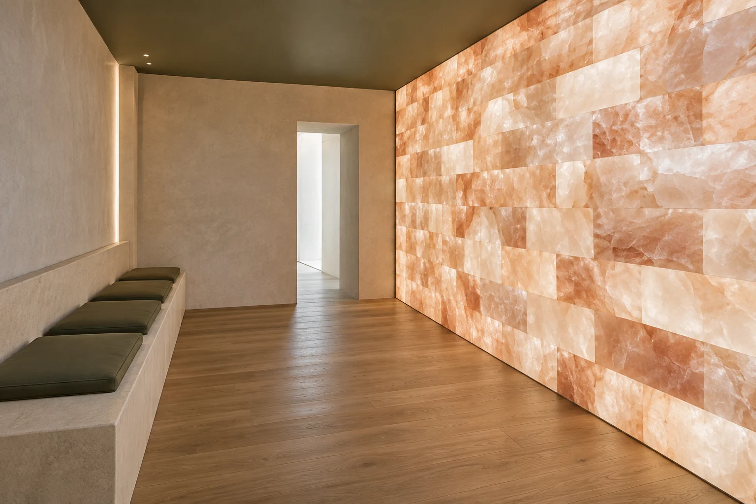 Sala de sal con pared de bloques rosados y banco tapizado verde